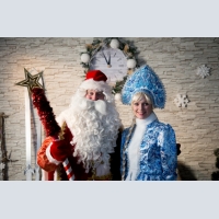 Appeler le Père Noël et snow maiden sur la maison de Moscou et MO