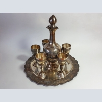 Silver set of brandy.For wine.Vodka. Decanter with shot glasses on a tray. Antique gift shops.To choose a gift