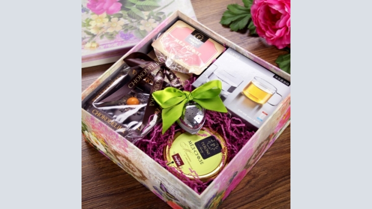 Collect and make various gift sets in a carton for the holiday