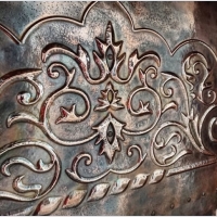 . Ciselé en métal décoratives rayonnait de la décoration.