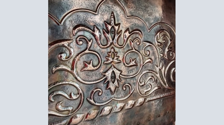 . Ciselé en métal décoratives rayonnait de la décoration.
