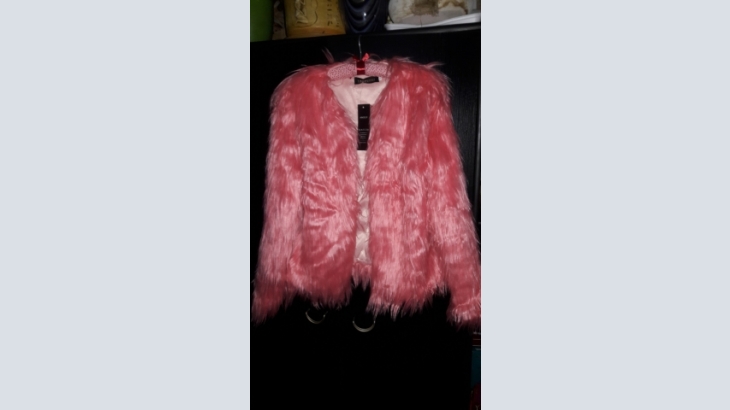 Weibliche helle Jacke aus Kunstpelz, 44-46 (M)